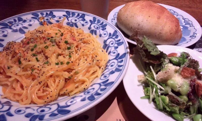 炙りサーモンのトマトクリーム生パスタ、枝豆と水菜のサラダ、バジルパンでおひとりさまランチ(^q^)|まあるさん