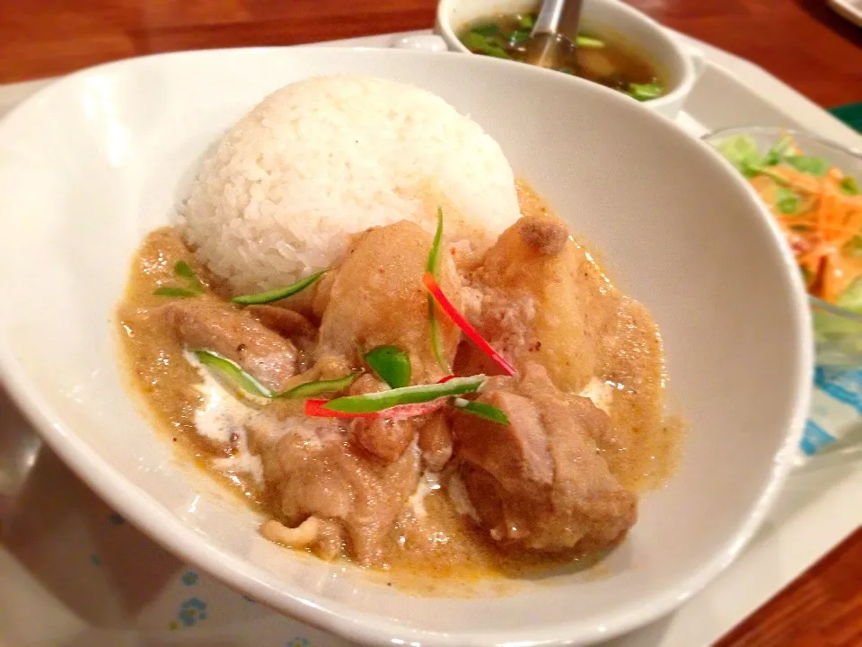 マッサマン。ジャガイモとチキンのタイカレー。粒のままのピーナツがころころっと入ってて、味や食感が楽しい。|liccaさん