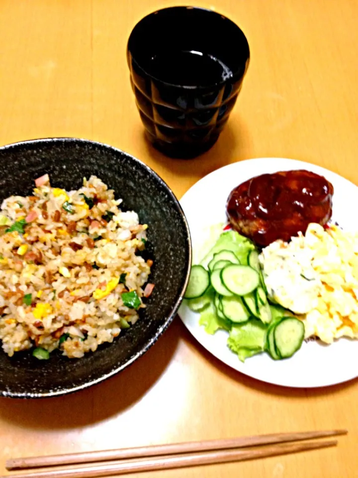 納豆チャーハンとハンバーグと卵のサラダ|あやさん