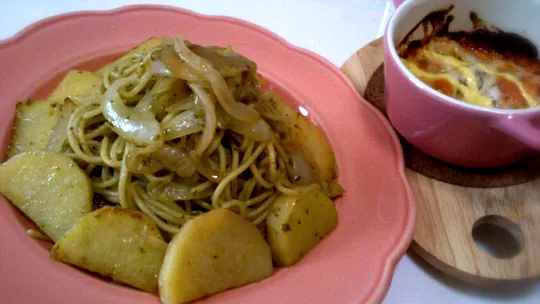 Snapdishの料理写真:ジェノバパスタ＆じゃがいもチーズ焼き(*^^*)|まゆさん