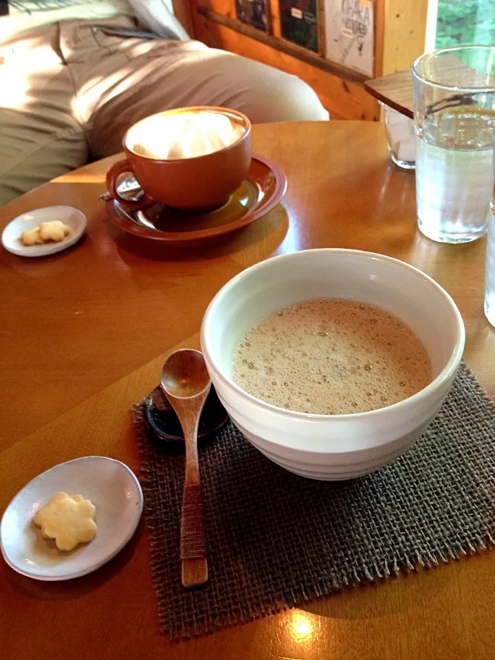 豆乳カフェオレと奥がウィンナーコーヒー|山城あいさん