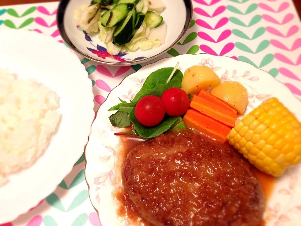 Snapdishの料理写真:夕飯〜ハンバーグ ソースかけすぎw〜|美羽さん