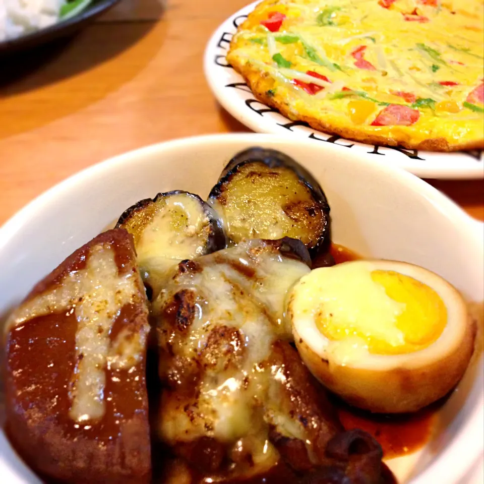 シカプーのどて煮のチーズ焼き♥＆水菜の茎とパプリカのフリッタータ|トッシ~さん