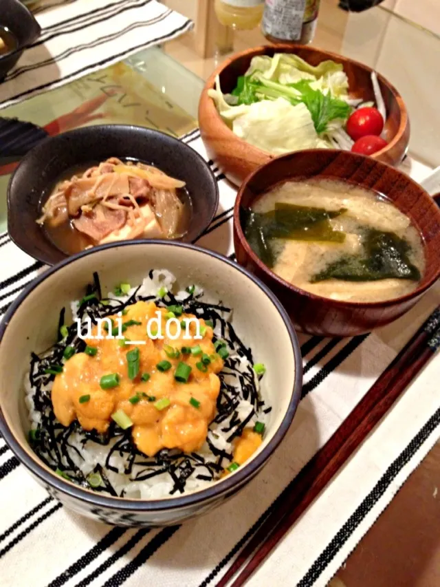 Snapdishの料理写真:ウニ丼、肉豆腐、油揚げの味噌汁♡|さおりさん