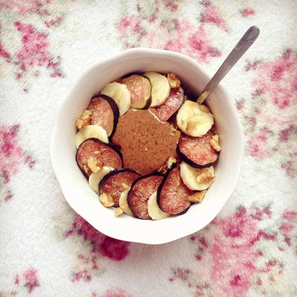 Carrot cake oatmeal with banana, fig, a dollop of almond butter and crumbled walnut|Rianneさん