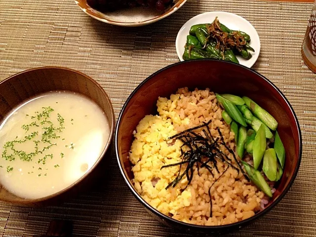 Snapdishの料理写真:鶏そぼろ丼  豆乳ビシソワーズ  ししとうジャコ炒め  デラウエア|ikukoさん