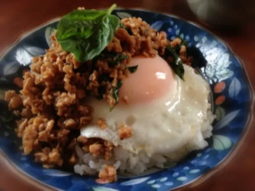 Snapdishの料理写真:中国風バジル入りそぼろ丼|まちまちこさん