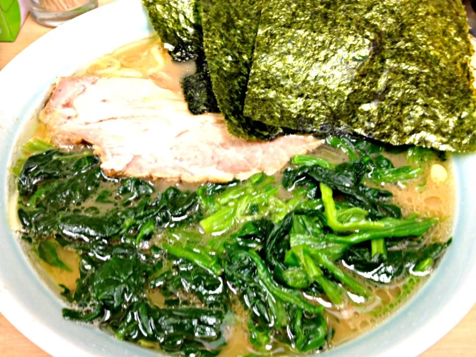 Snapdishの料理写真:池袋の家系ほうれん草ラーメン|juneshunさん