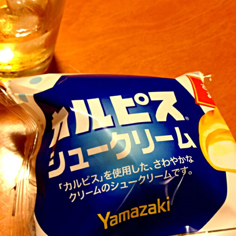 #夜おやつ カルピスシュークリーム。 乳酸菌な感じがもうそりゃ牛乳に合うさ！でも飲んでるのは角だけど|HANAKIYO7さん