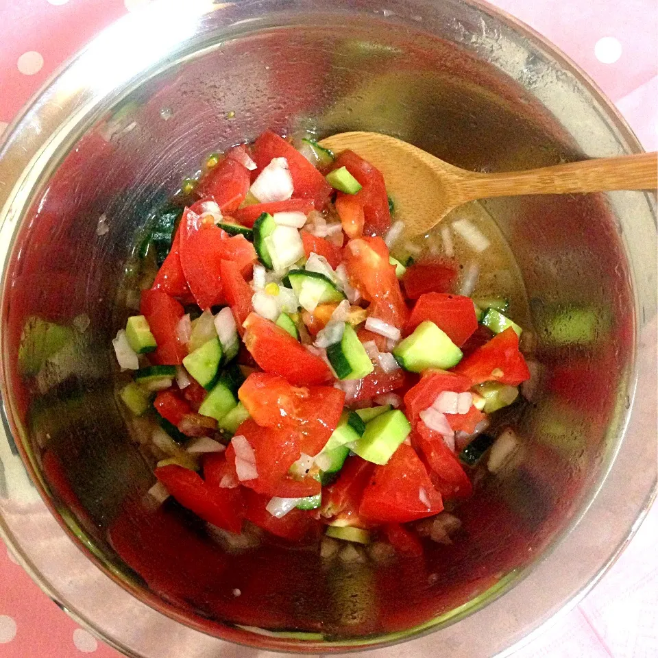 クララさんのスプーンで食べる‼夏のトマト🍅ときゅうりのサラダ⭐|のんちさん