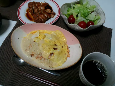 オムライス、照り焼きチキン、ほうれん草のおひたし、サラダ、黒ウーロン|いづみさん