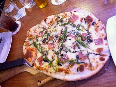 Crusty thin base pizza with cheeeezeeeey cream and loads of bacon ham toppings|joey limさん