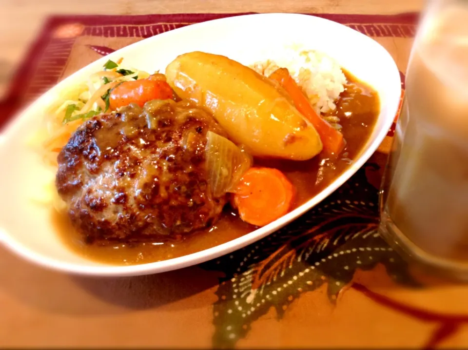 Snapdishの料理写真:ハンバーグカレー&アイスコーヒー|kai's mummyさん