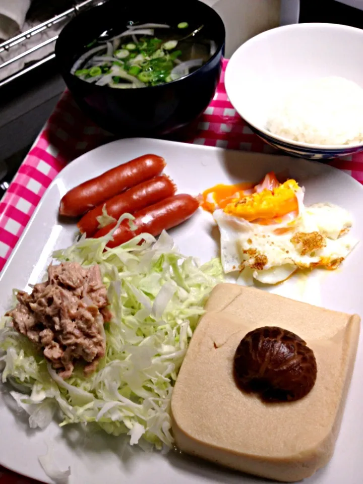 朝ごはん。高野豆腐とソーセージ。味噌汁は、淡路のワカメと玉ねぎ|ハルさん