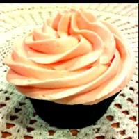 Chocolate cupcake with strawberry frosting|Lookiliciousさん