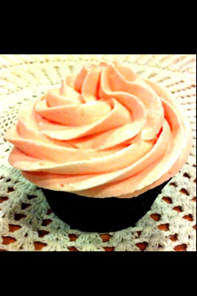 Chocolate cupcake with strawberry frosting|Lookiliciousさん