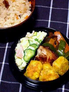 Snapdishの料理写真:お弁当（炊き込みご飯、ポテトサラダ、野菜の和風炒め、焼き魚（むつ）、ささみのカレーピカタ）|すーさん