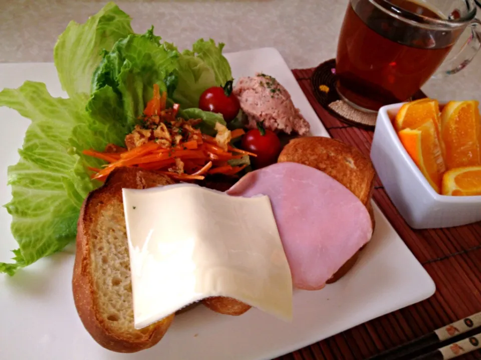 余り物とトーストしたフランスパンを乗せた簡単朝ごはんです🍞|みきぴょん♪さん