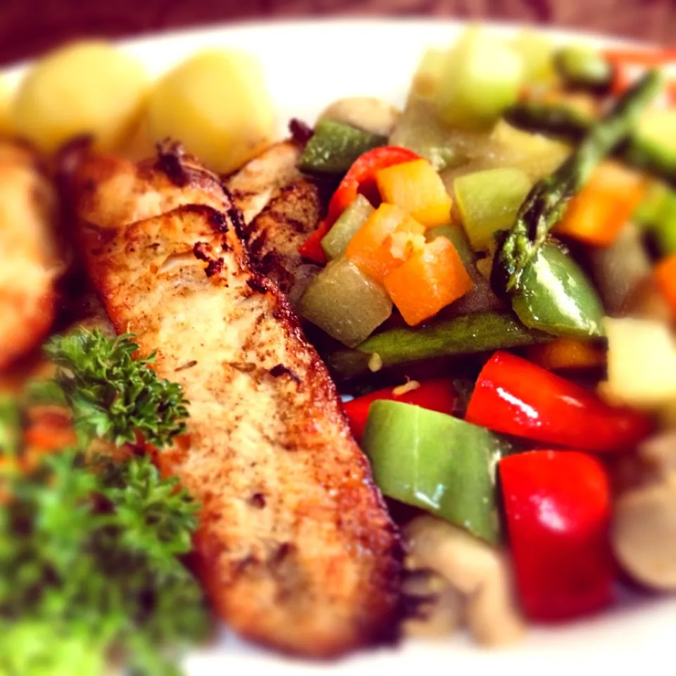 Pan-fried rosemary chicken fillet w/ baby potatoes and veggie sidedish|BeChai Bumanglagさん