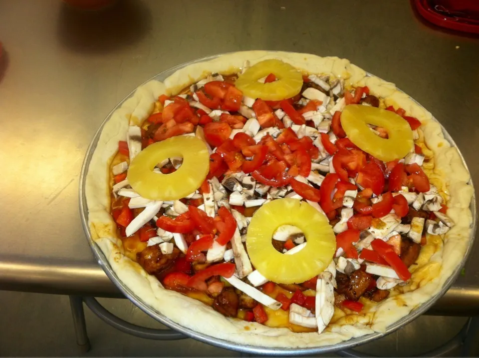 Snapdishの料理写真:Pineapple teriyaki chicken pizza|ashley sandsさん