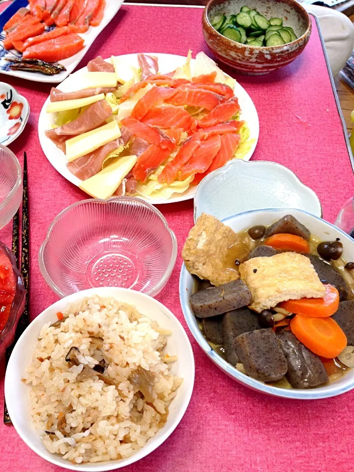 実家ごはん サーモンと生ハムとチーズのサラダ、こんにゃくとにんじんと油揚げの煮付け、筍の炊き込み御飯他|ponnaoさん