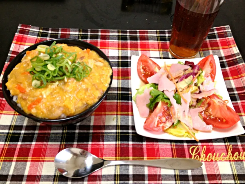 シンプルな親子丼に5種のキャベツとトマトとハムサラダ|ともや。さん