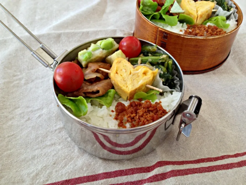 Snapdishの料理写真:豚肉のポン酢炒めとカブの葉のピリ辛醤油麹炒めのお弁当|かとっちみゆさん