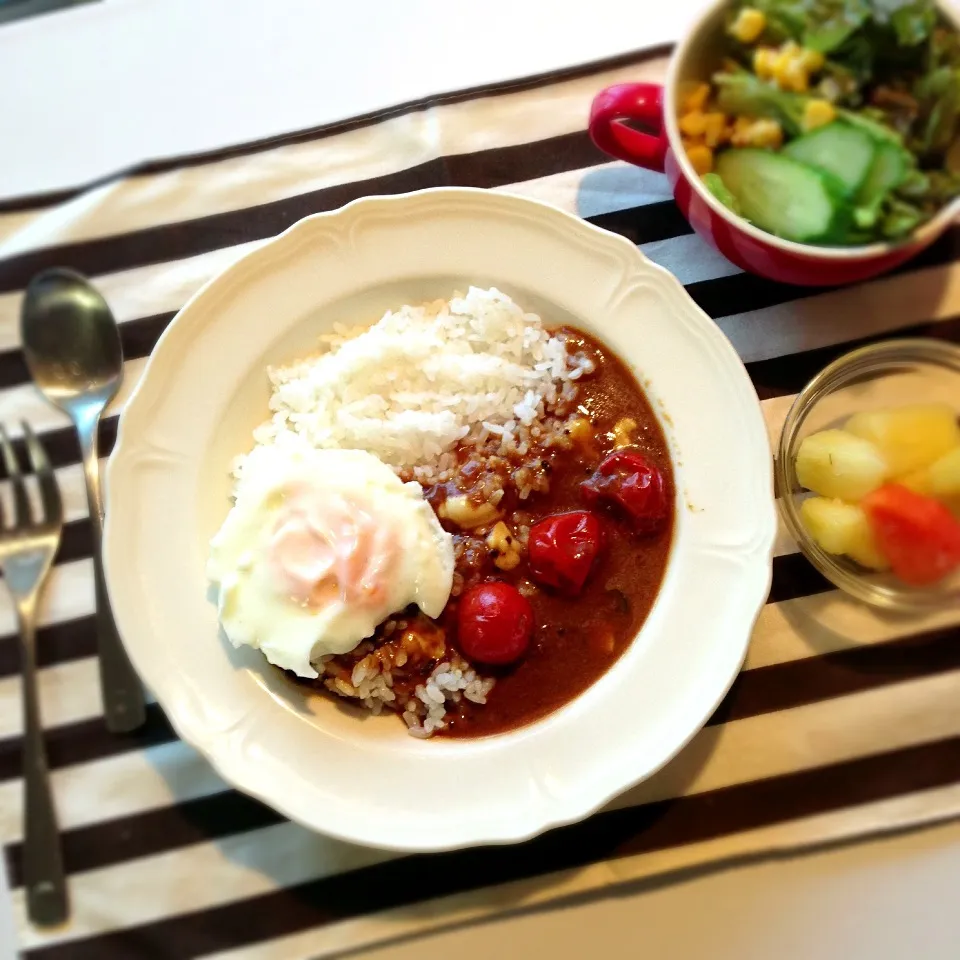 レトルトカレーをアレンジ✨トマトとチーズのカレー♥サラダ♥フルーツ|あねらさん