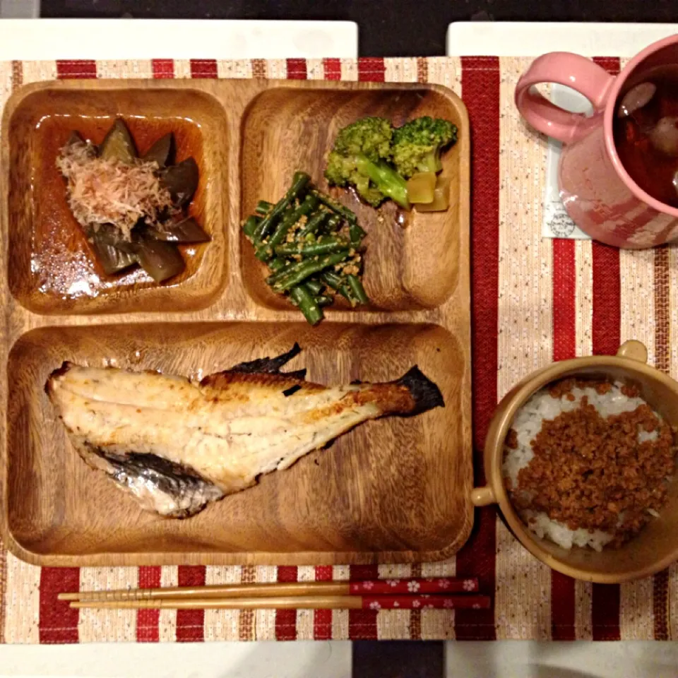 Snapdishの料理写真:赤魚の粕漬け、茄子の煮浸し、いんげんのゴマ和え、茹でブロッコリー、鶏そぼろご飯|ありささん