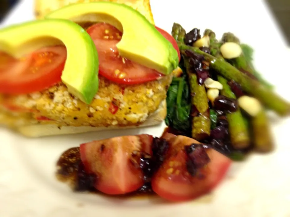 Sweet potato and bean burger with wilted spinach and asparagus and a balsamic dressing|Steve Pountneyさん