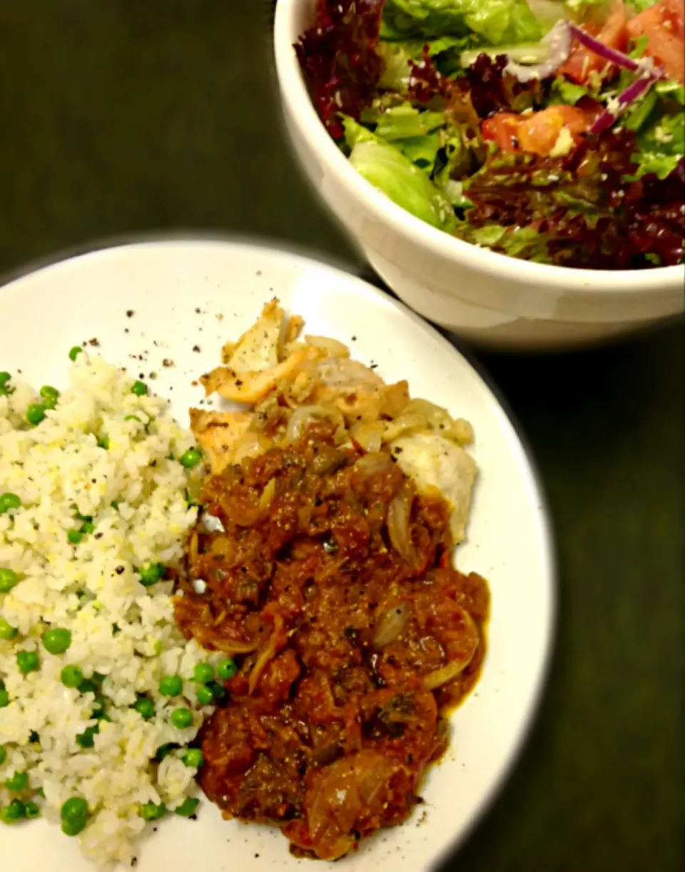 Snapdishの料理写真:fish chunk & onion meuniére with tomato sauce, Green pea rice, Green salad with Cheese,  魚切り身と玉ねぎのムニエルのトマトソースかけ、グリーンピースご飯、サラダのおろしチーズかけ|ずきみくさん