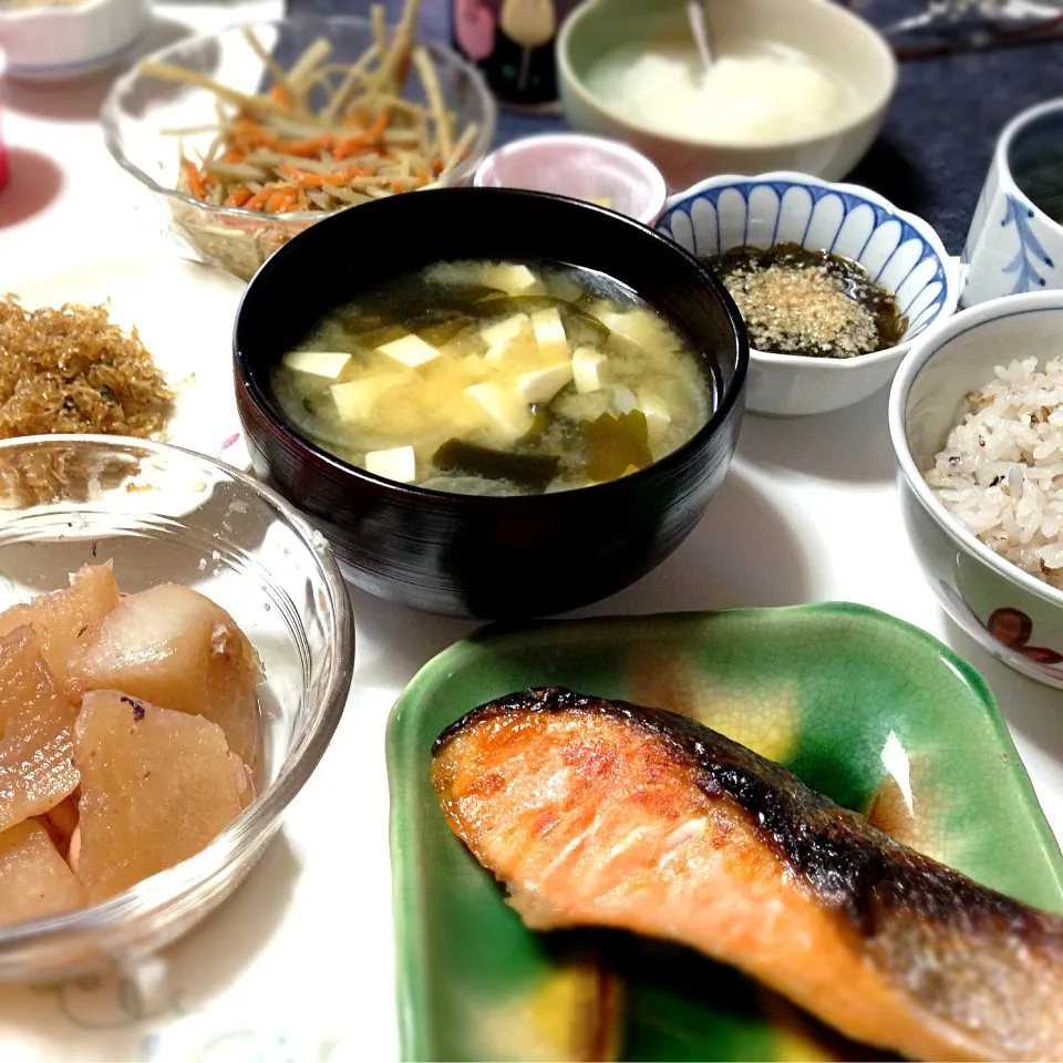 朝から盛りだくさんな実家ご飯。お味噌汁と焼き魚は父担当、おかずは母担当と決まってるらしい|うきさん