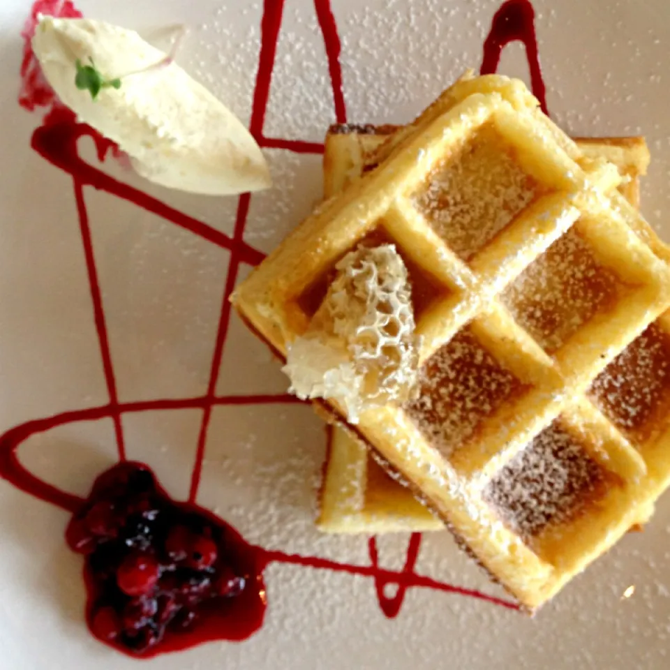 Waffles with red berries & honeycomb|12Dragonさん