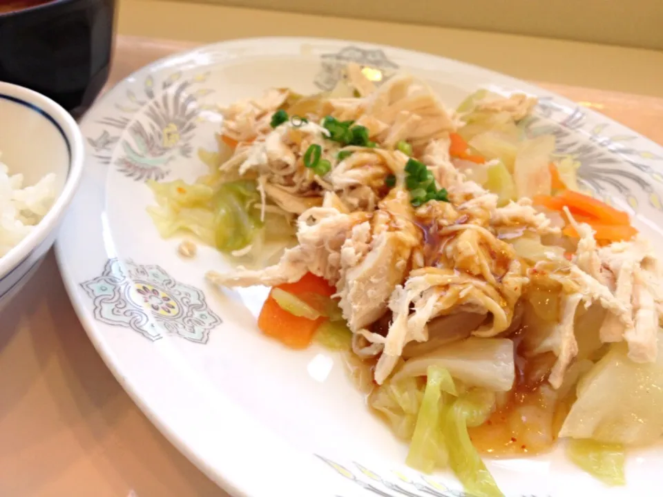 今日の社食は蒸し鶏と野菜のハチミツ黒酢ソース。440円。|ルーア・ブランカさん