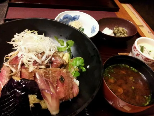 Snapdishの料理写真:ステーキ丼ランチ♡|reoreoaさん