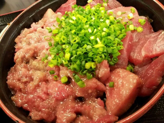 まぐろ丼 特盛800円|大地さん