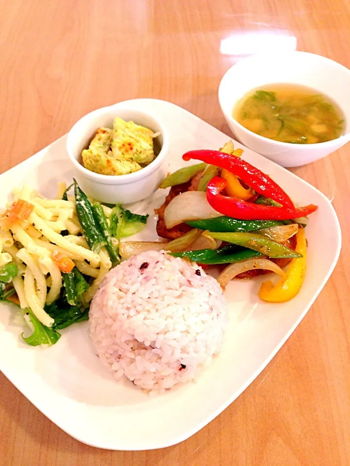 Snapdishの料理写真:汐カフェ 鶏と彩り野菜の黒酢炒め、インゲン豆とショートパスタのサラダ、チーズ入りキャベツオムレツ、豆腐とアーサのお味噌汁|ponnaoさん