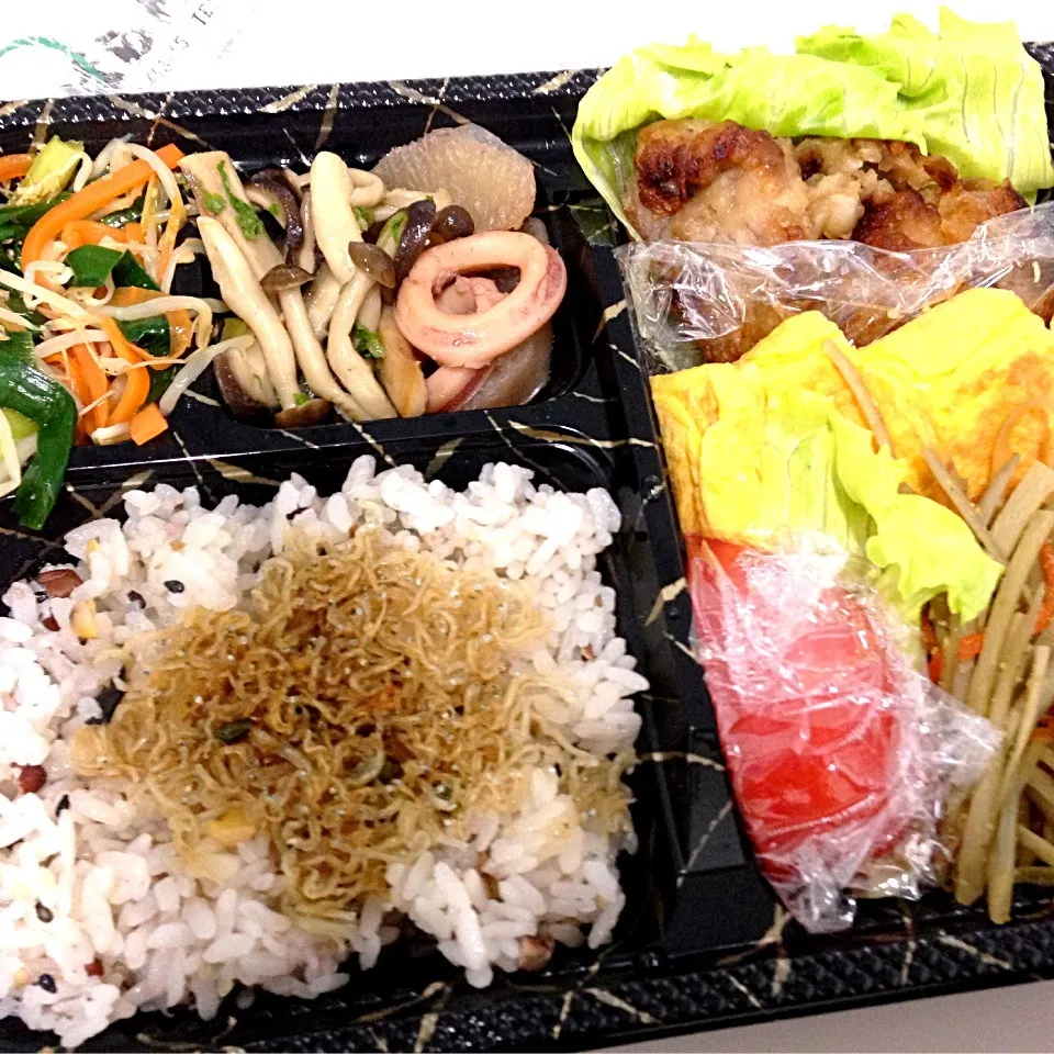 ママ弁当。急に「今日お弁当にしようかな」って言ったのに15分くらいでいっぱいおかず出てきた|うきさん