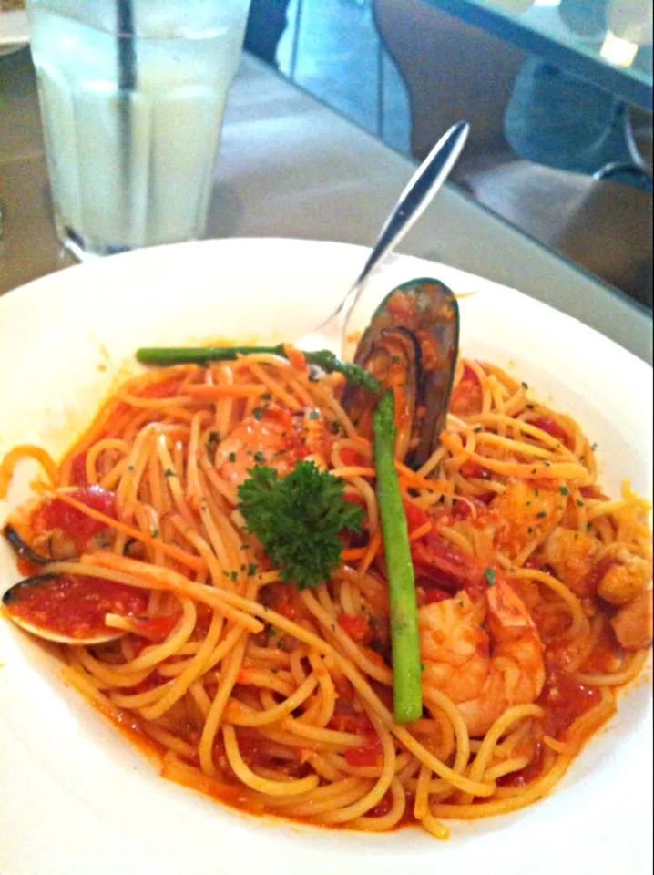 Seafood tomato based spaghetti|tiffany chendrainyさん