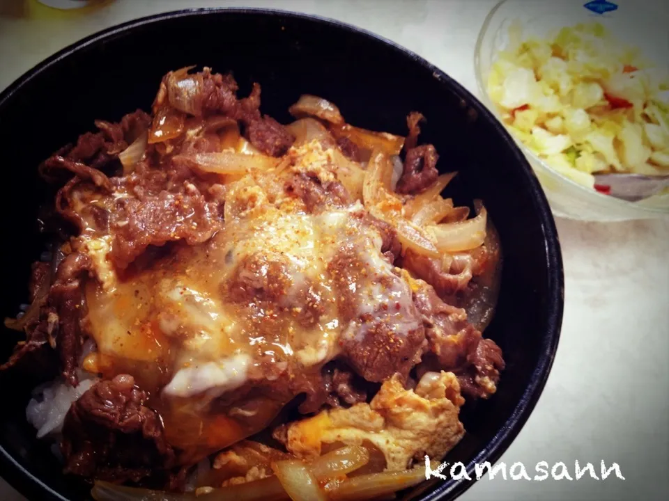 Snapdishの料理写真:牛とじ丼🍜 コールスローサラダ|かまさん