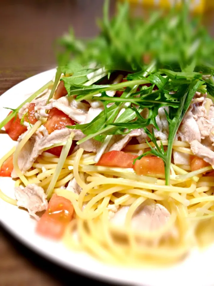 さっぱりトマトと豚肉の冷静サラダパスタ♡|あやのさん