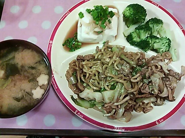 味噌汁、焼きそば、サラダ、冷奴|クラキティさん