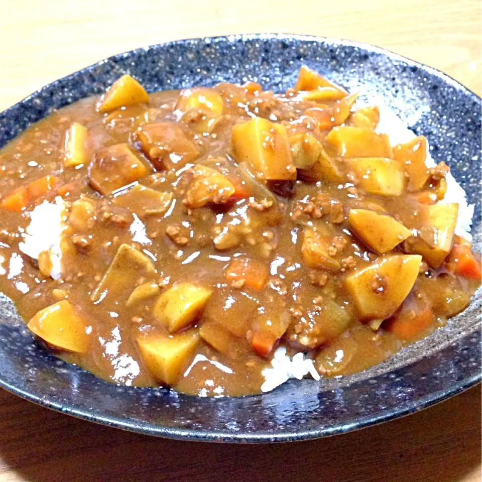 【今日のウチご飯】カレーの日。Yokoが幼稚園で掘ってきたジャガイモがたっぷり入った挽肉のカレー。元気がでますように…|takuya KAWANOさん