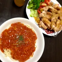 Snapdishの料理写真:挽肉たっぷりミートソーススパゲティ、鶏ムネ肉の照り焼き☆|コトちゃんママさん