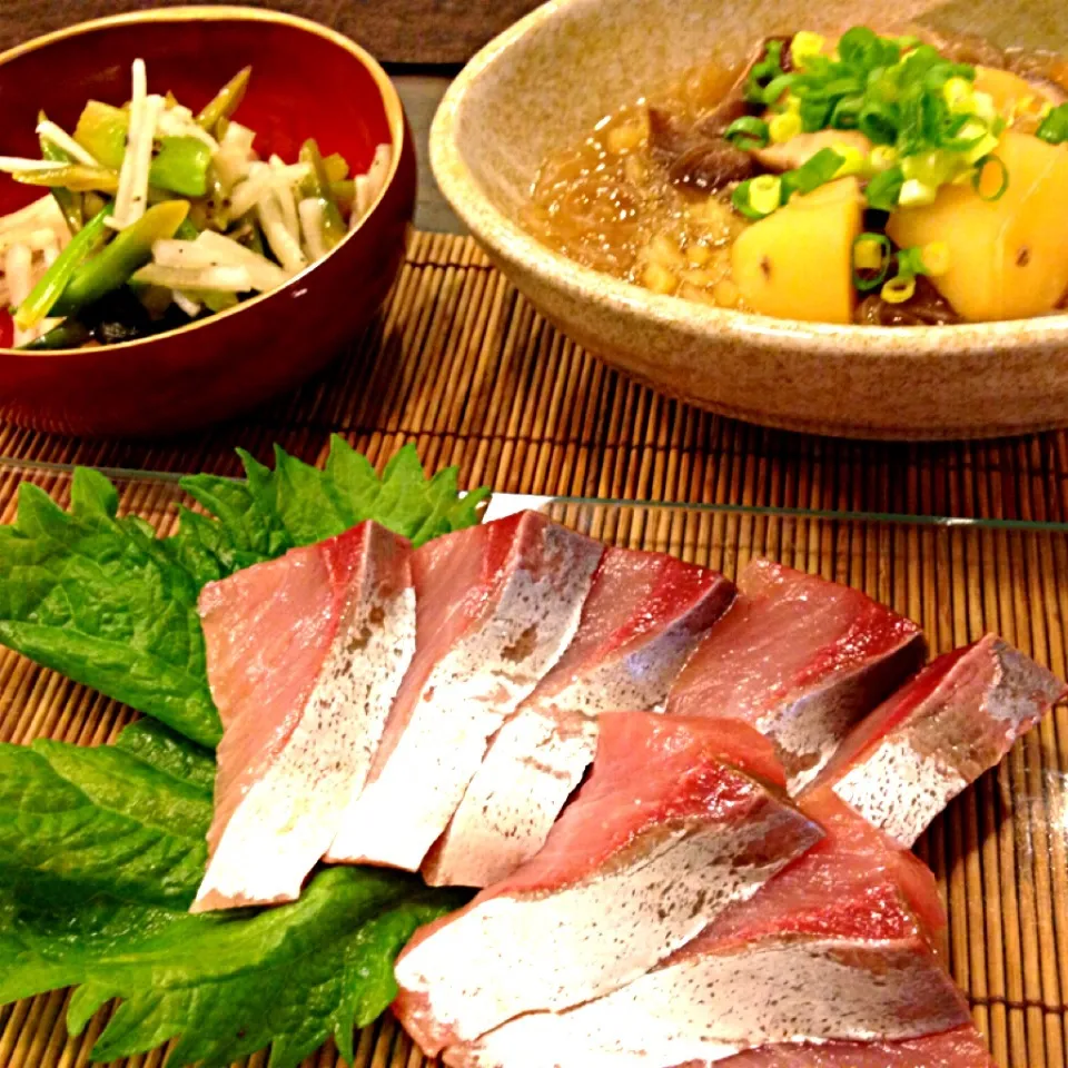 鰤のお刺身、じゃがいもと椎茸と春雨の煮物、大根と小松菜とインゲンのあっさりサラダ|masakoさん