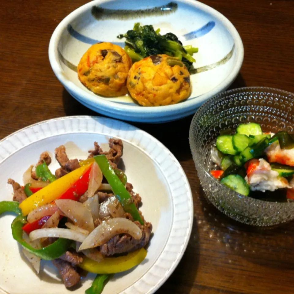 パプリカと牛肉の炒め物、ワカメの酢の物、ひろうすと小松菜の煮物|きりママさん