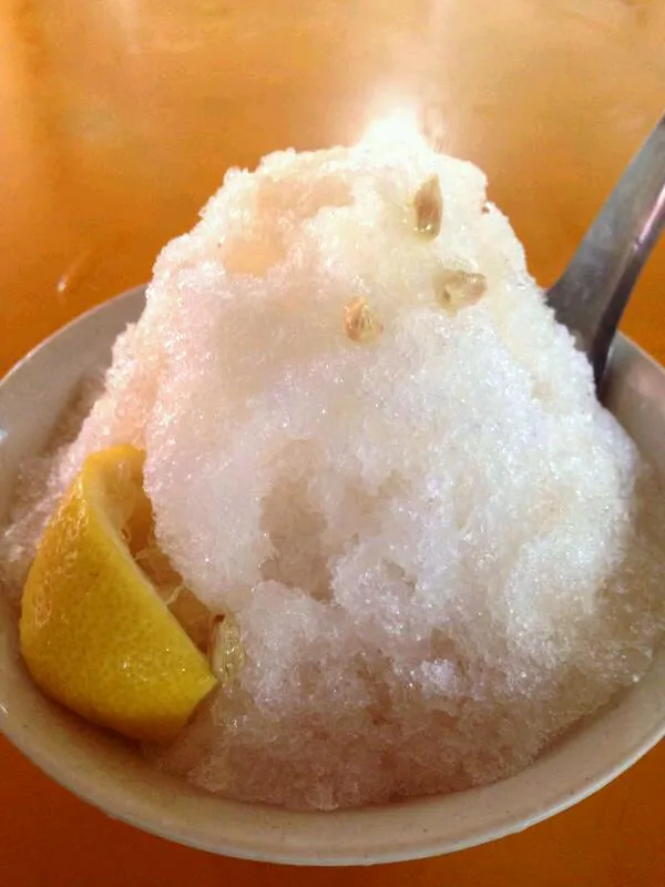 Ai yu jelly ice
Soury and sweet cooling dessert
Shaved Ice with sugar water on top of transparent "aiyu" jelly. Squeeze a slice of lemon .ta dahhhh ! my lover i|joey limさん