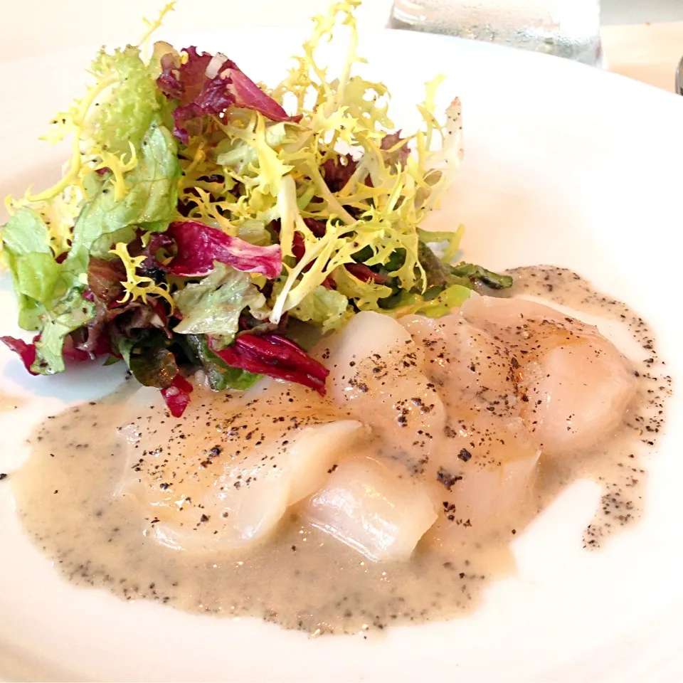 Snapdishの料理写真:Hokkaido scallop carpaccio with truffle vinegarette|willzさん