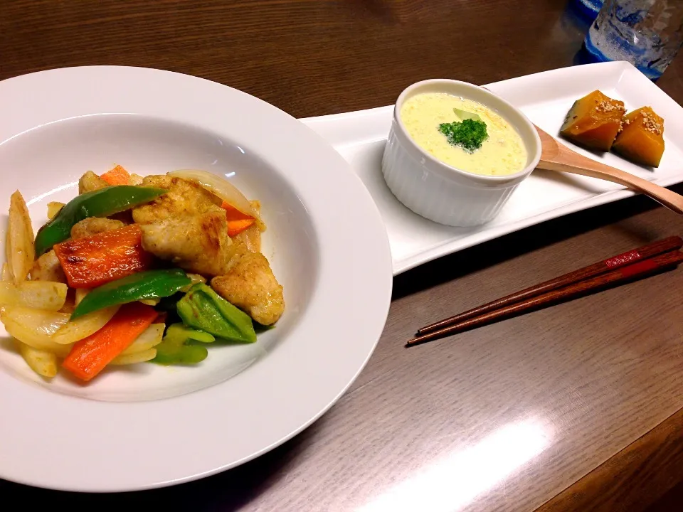 鶏胸肉と野菜のカレー炒め・トマトとブロッコリーの洋風茶碗蒸し・カボチャの煮しめ|みきさん