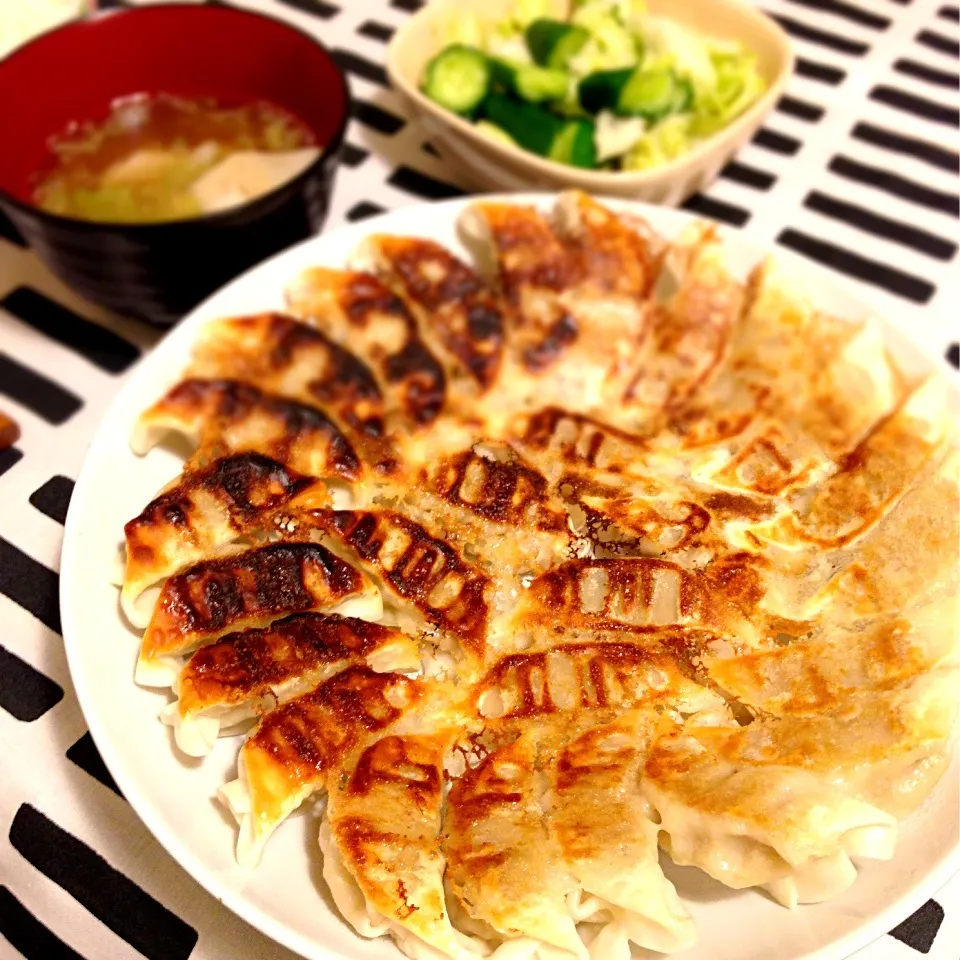 Snapdishの料理写真:焼き餃子🍀餃子スープ🍀キュウリとキャベツの浅漬け|mochaさん